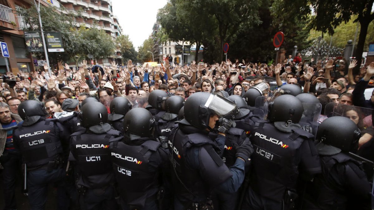 Un juez imputa a ocho mandos de la Policía por las cargas del 1-O en Barcelona