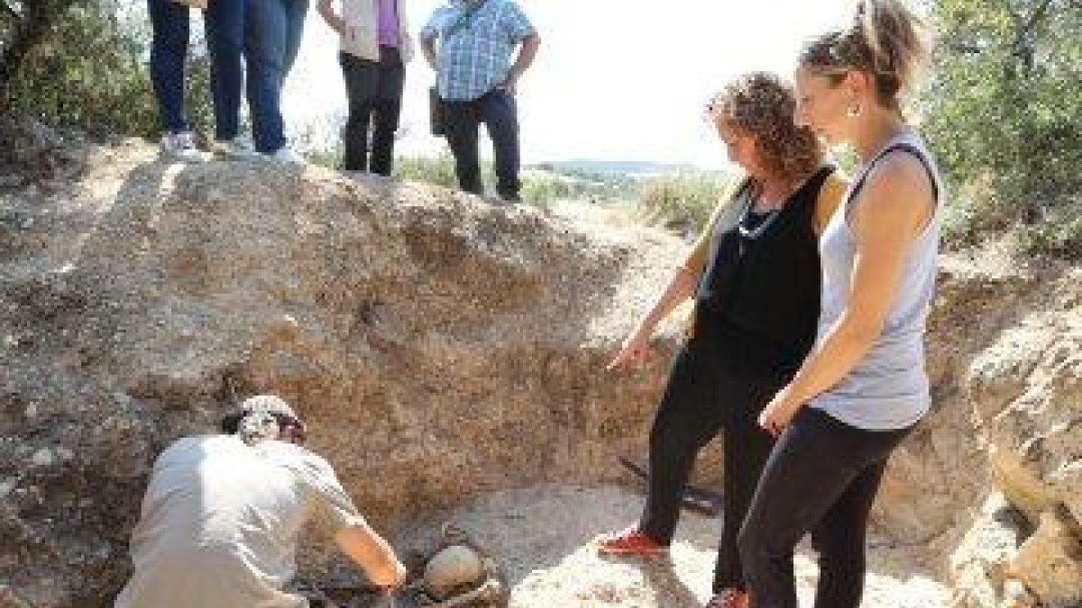 La consellera Esther Capella ha visitat els treballs a la fossa de la Guerra Civil de Foradada.