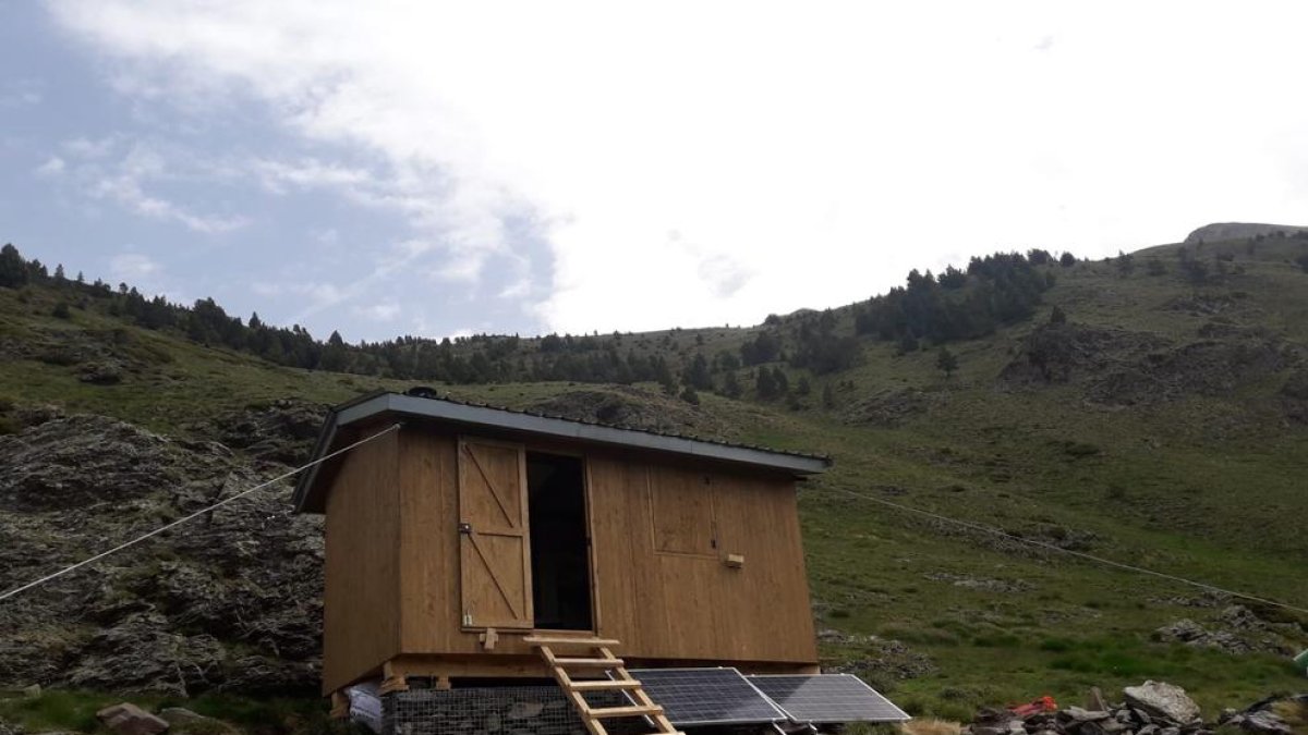 Imagen de una de las cabañas para los pastores que trabajan con agrupaciones de ganado en Tavascan.