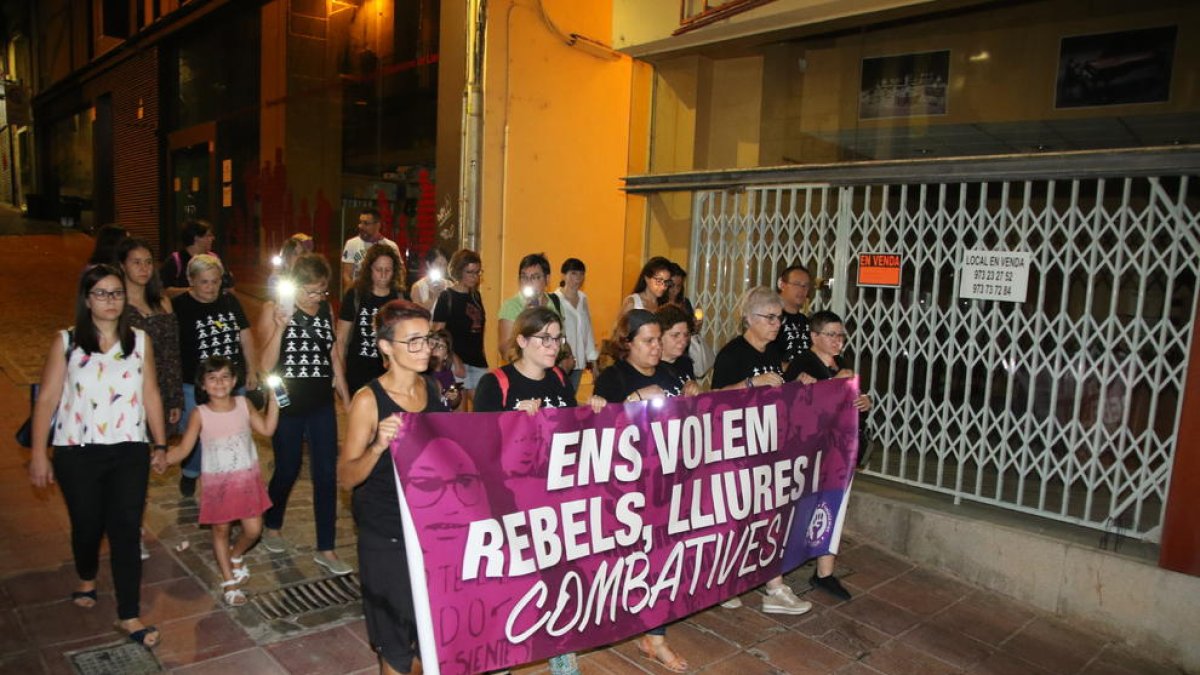 Nueva concentración ayer por la noche de Marea Lila por el centro de Lleida. 