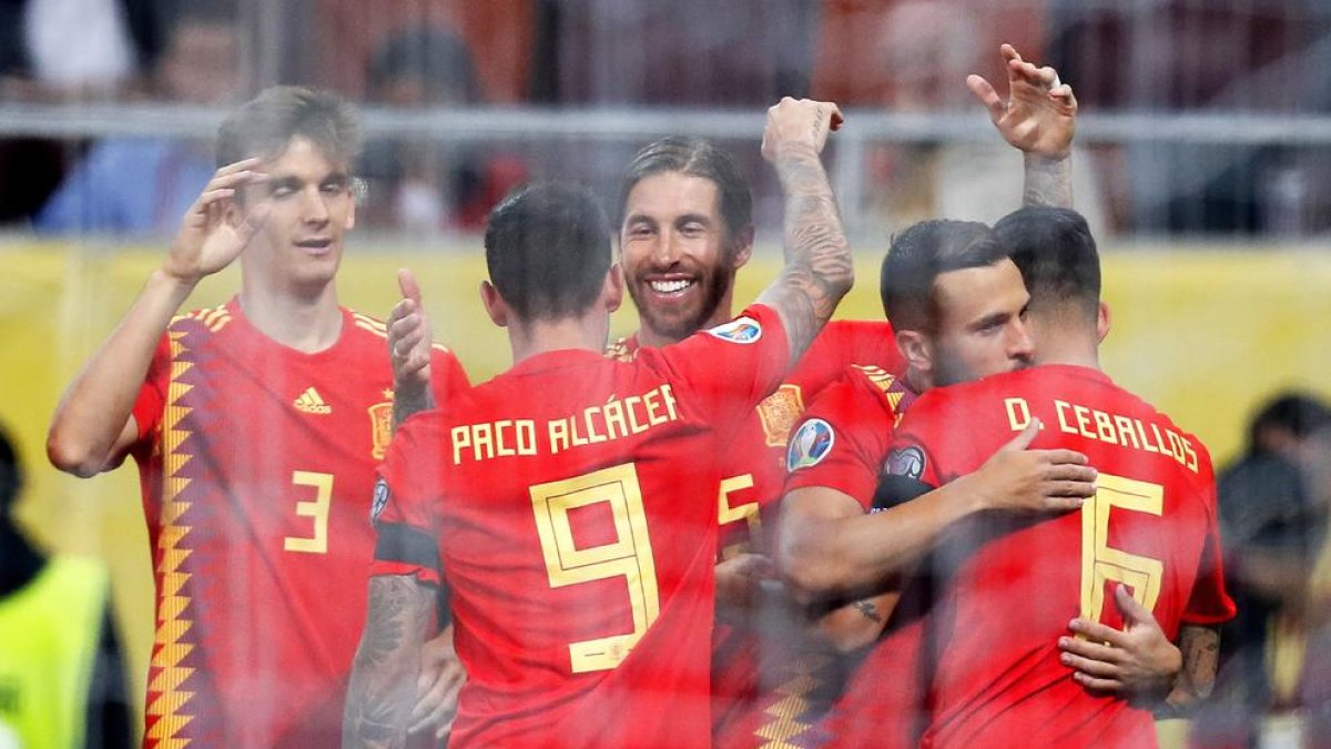 Los jugadores de la selección española celebran el gol de Paco Alcácer.