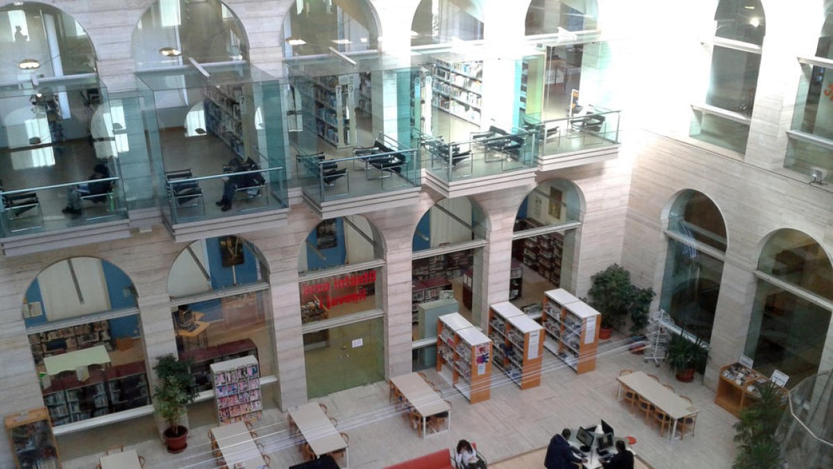 Una vista general de la Biblioteca Pública de Lleida.