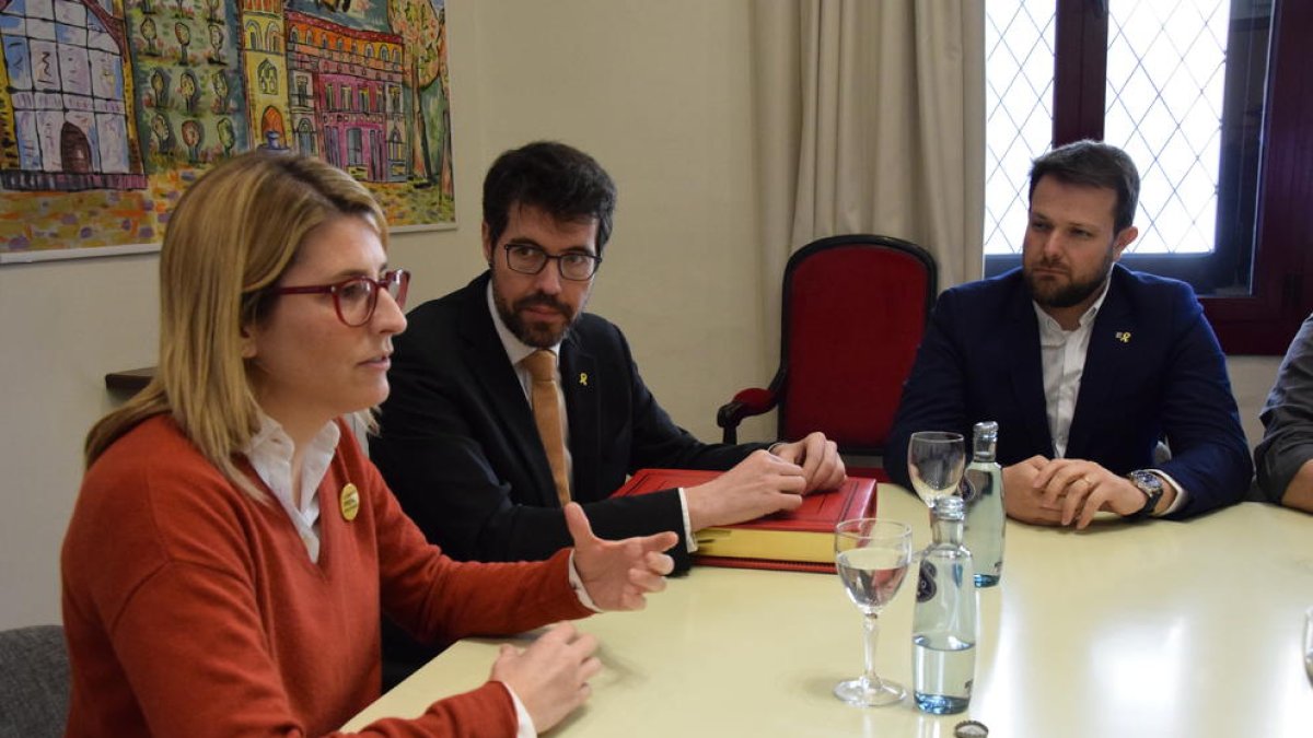 Elsa Artadi, Albert Batalla i Gerard Figueras, ahir durant la reunió a l’ajuntament de la Seu.