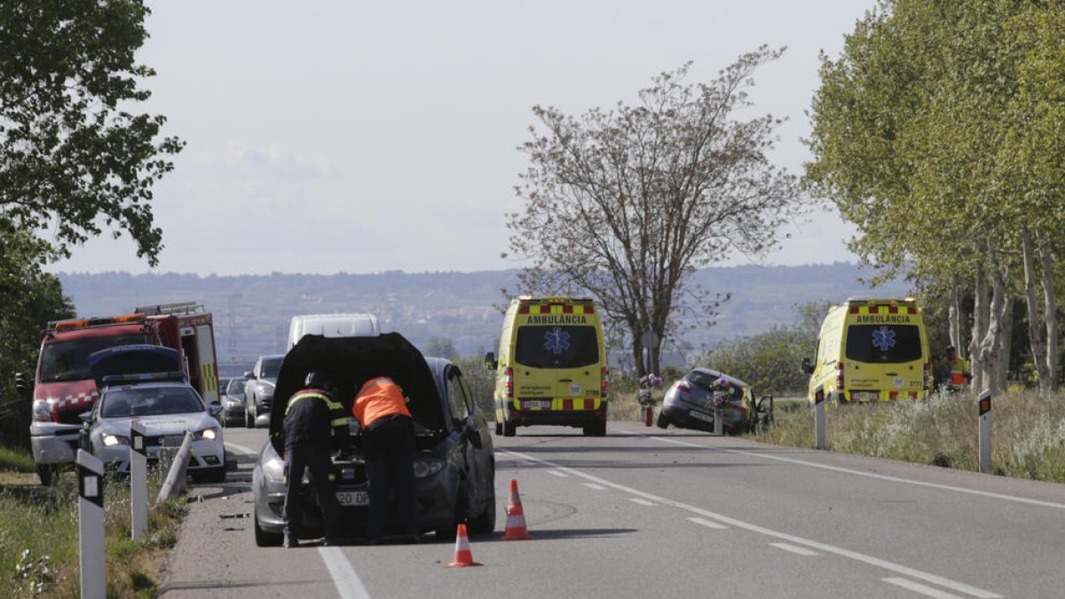 Accident entre dos vehicles a l’N-240 al seu pas pel terme de Lleida, ahir.