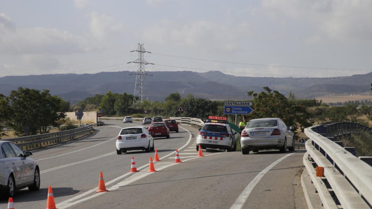 Control de Mossos el día que entró en vigor el desvío obligatorio.