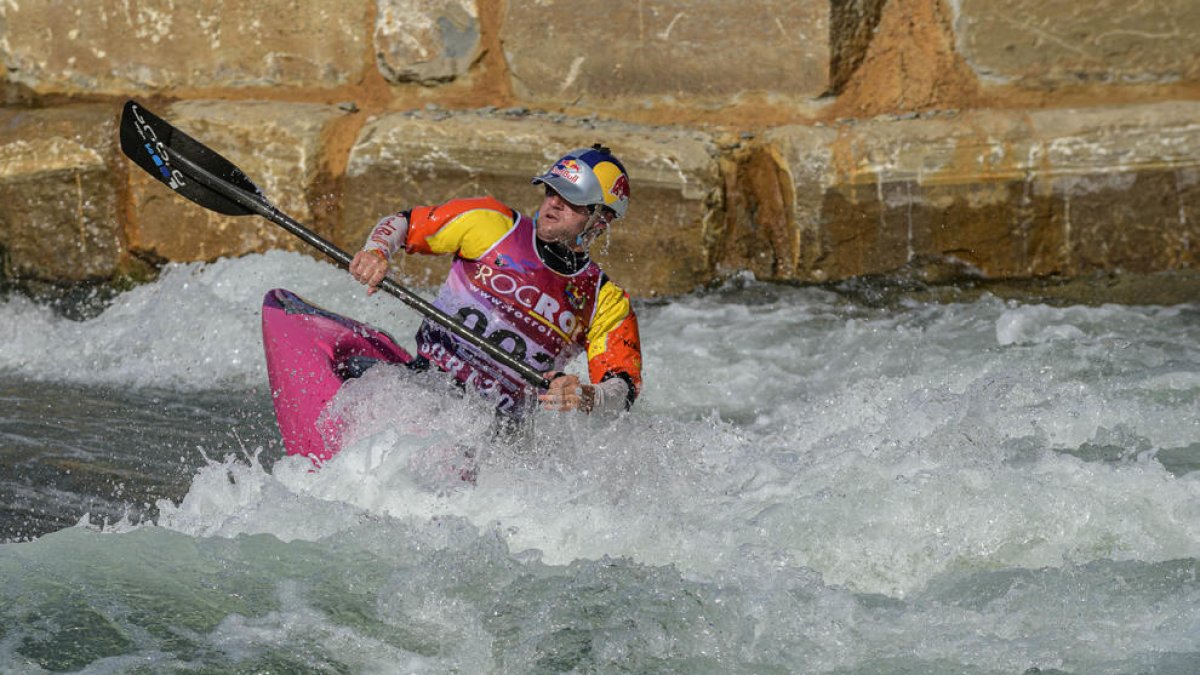 Dane Jackson, que era el vigente campeón mundial de canoa cerrada, se vio sorprendido en la final y se tuvo que conformar con la plata.