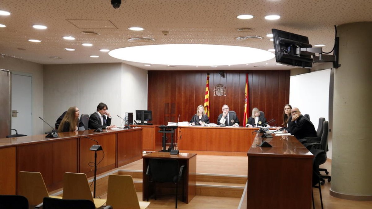 El judici es va celebrar ahir a l’Audiència i l’acusada va declarar per videoconferència des de Romania.