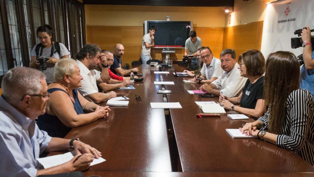 Imagen de la reunión entre vecinos y la Paeria.