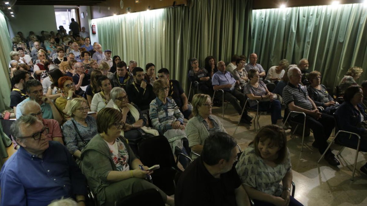 Un centenar de personas llenaron la sala de actos del Ateneu, ayer en la asamblea extraordinaria.