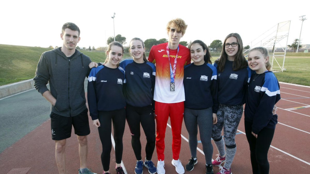 Bernat Erta posava amb la seua medalla ahir a les pistes de les Basses al costat d’un grup d’atletes.