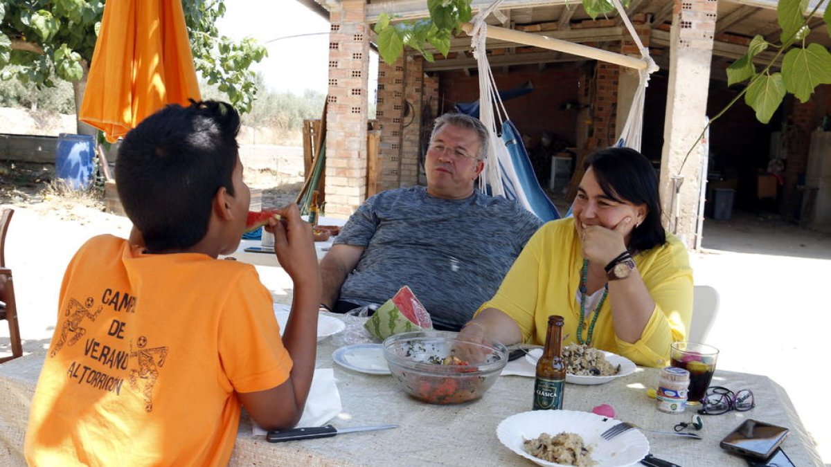 Eva y Esteve, con el niño que han acogido este verano a través de Sáhara Huesca.