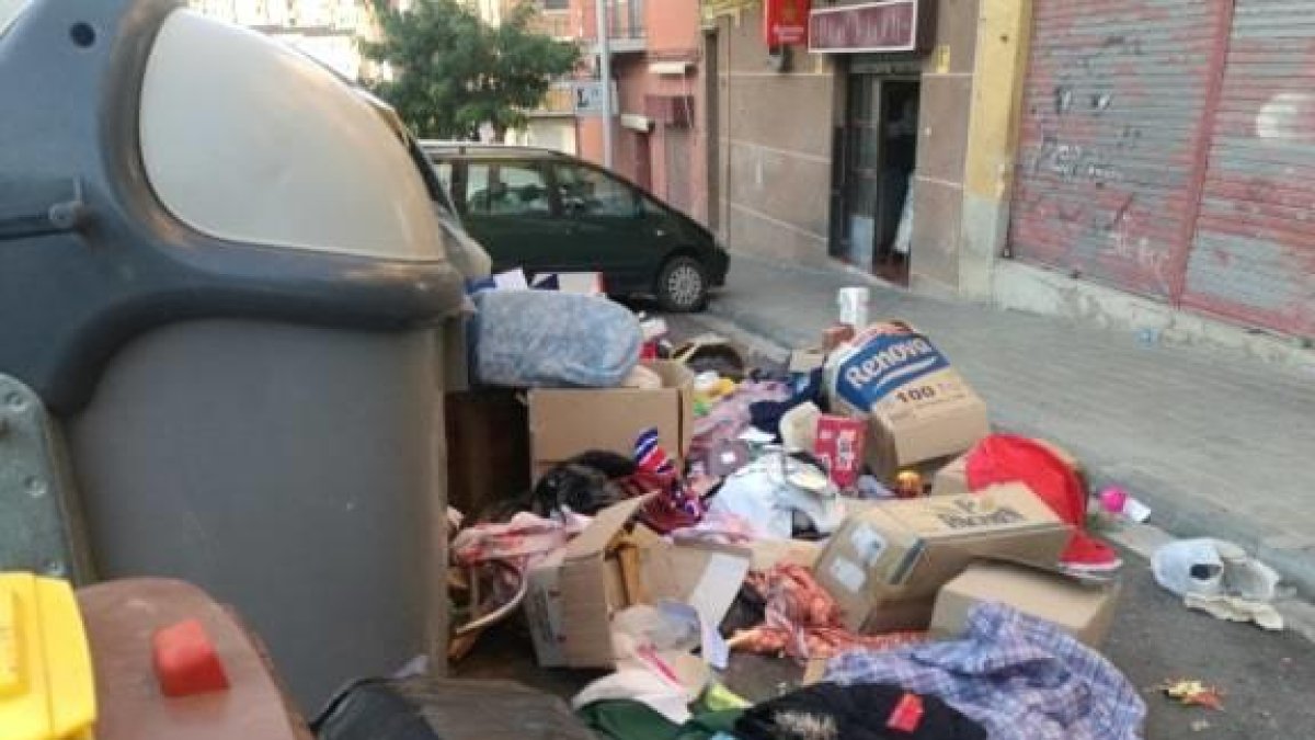 Denuncian la acumulación de basura y muebles junto a contenedores en la Mariola