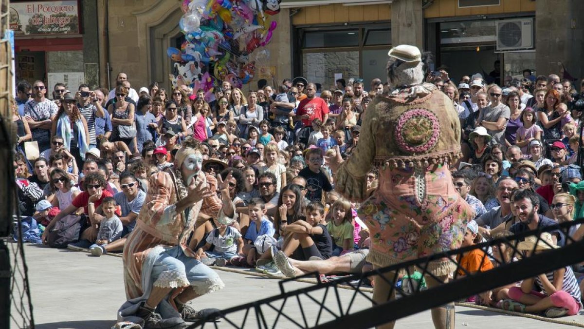 La plaza Major de Tàrrega se convirtió como es habitual en uno de los centros neurálgicos de espectáculos, en este caso con ‘El gran final’, de la compañía Bucraá Circus.