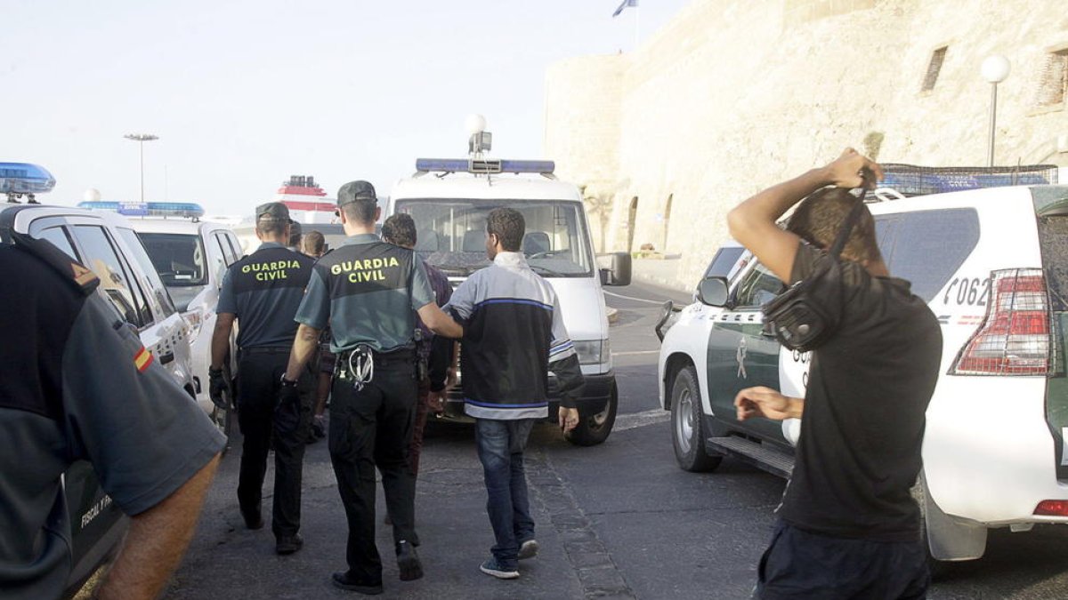 Operación policial para localizar a menores extranjeros que viajan solos.