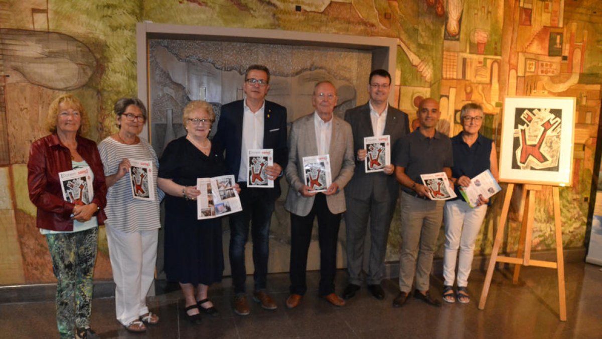 Foto de familia de los responsables de la revista ‘Donem sang’ con el presidente de la Diputación.