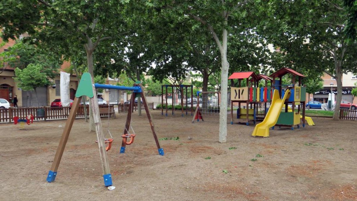 Área de juegos de la plaza l’Esplai de La Bordeta.