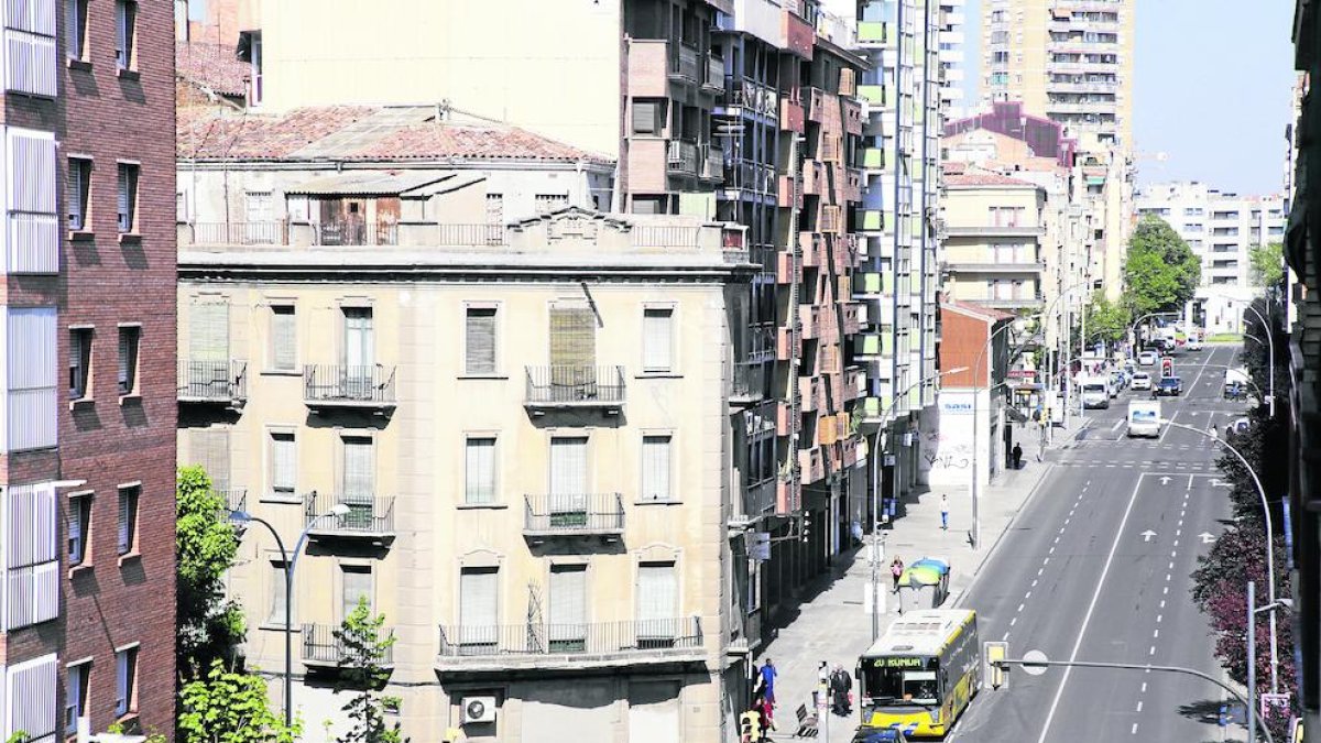 Imatge de Príncep de Viana amb els dos edificis que sobresurten al costat de Prat de la Riba i Alfred Perenya.