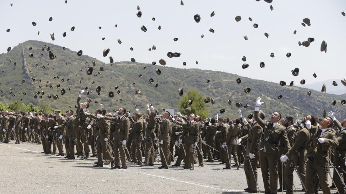 Los sargentos de la 44 promoción de la academia militar lanzando la gorra al aire después de que el rey ordenara romper filas. 