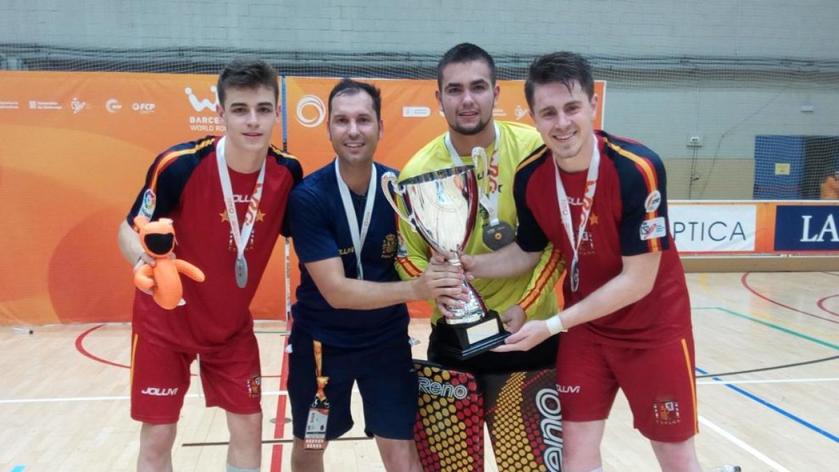 Aleix Marimon, Marc Soler, Jordi Pons i Sergi Duch, amb les medalles i la copa de campions.