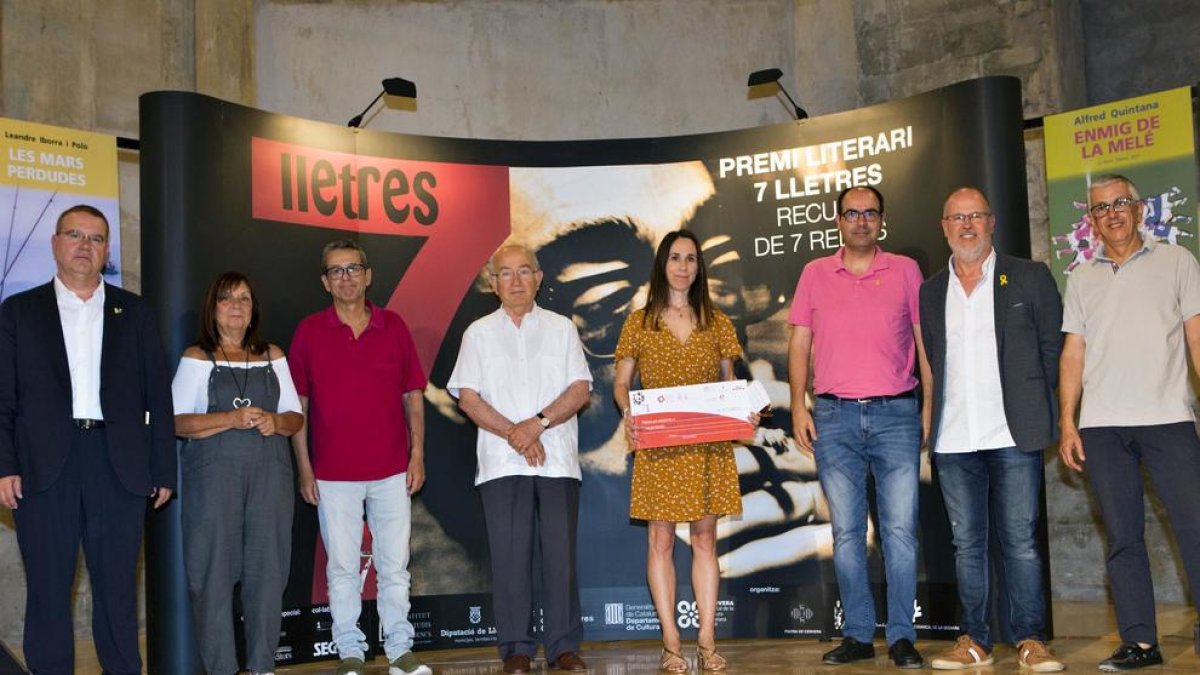 La guanyadora, al centre de la imatge, amb els organitzadors i mecenes del premi literari.