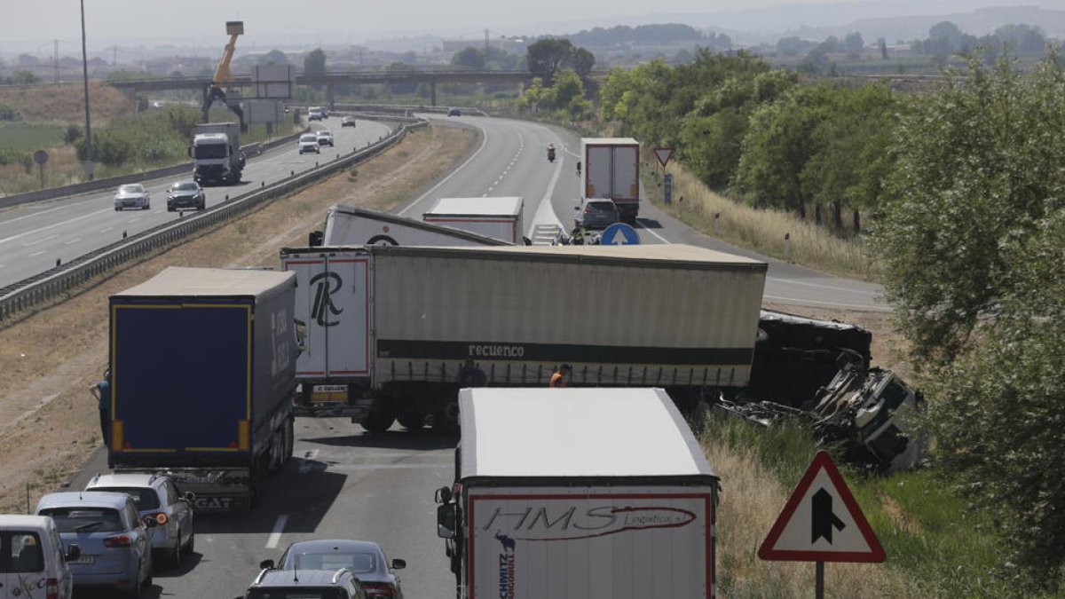 Un dels camions implicats en el sinistre múltiple va bolcar i va envair els dos carrils en direcció Lleida.