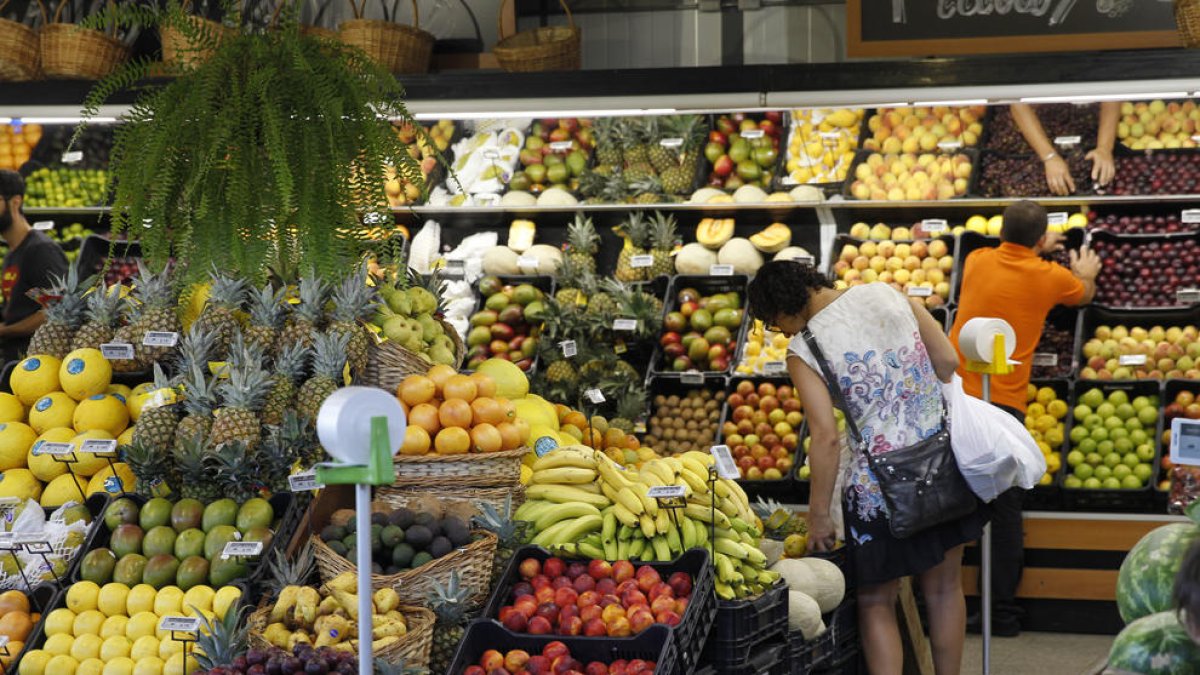 Espai de venda de fruites en un supermercat.