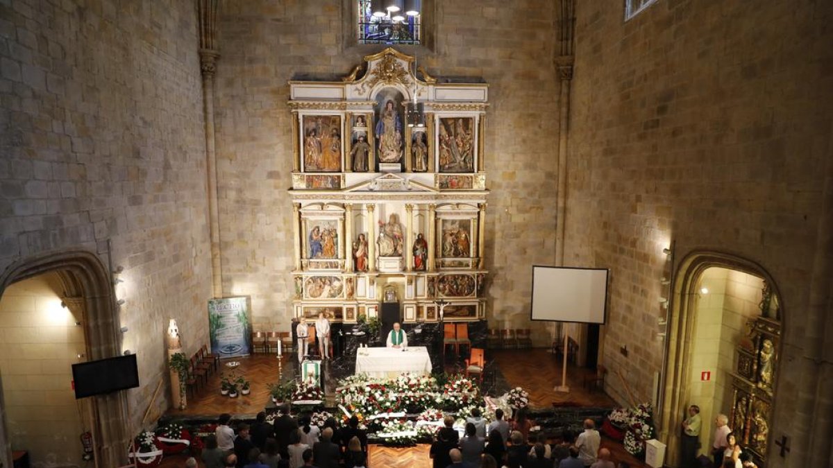 Funeral por Koldo Agirre en Bilbao  -  Una amplia representación del Athletic Club despidió al legendario exjugador y extécnico Koldo Agirre, fallecido el miércoles, en el funeral que se ofició ayer en la parroquia de San Pedro del barrio bilb ...