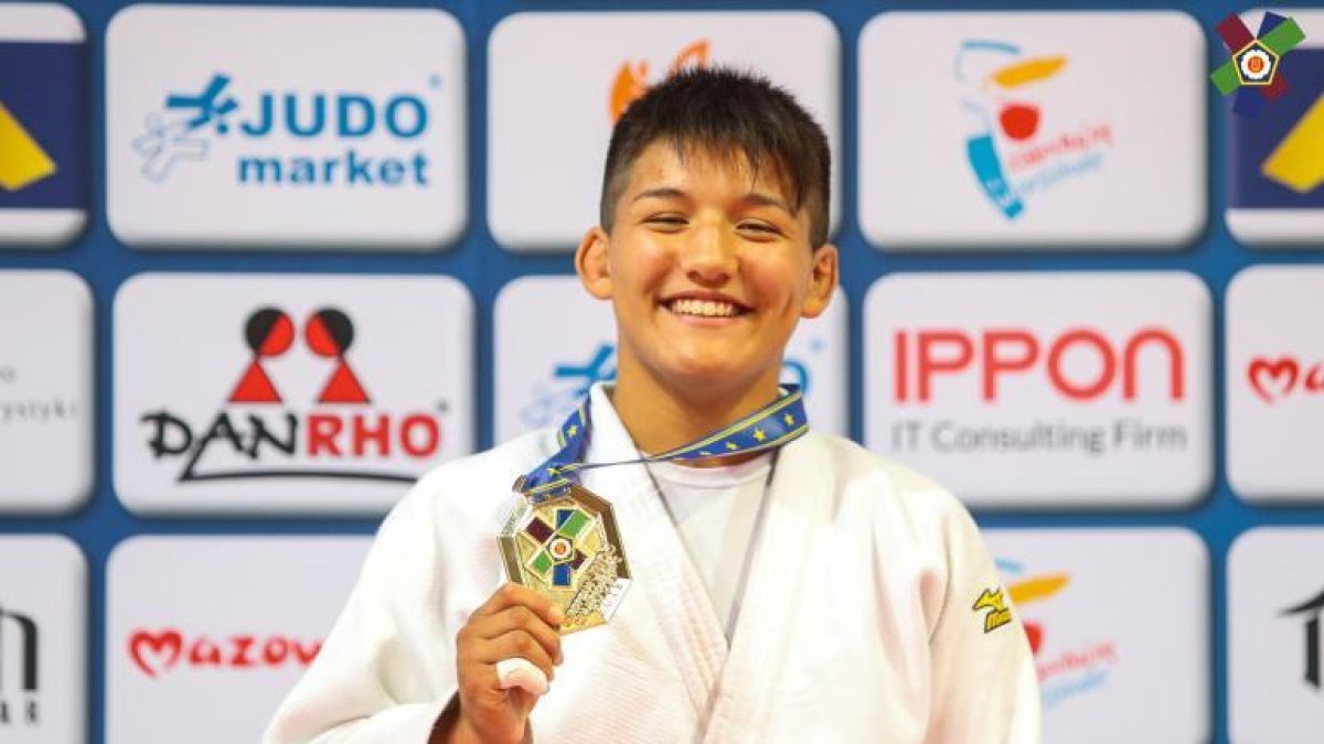 La judoca leridana muestra la medalla de oro conquistada.