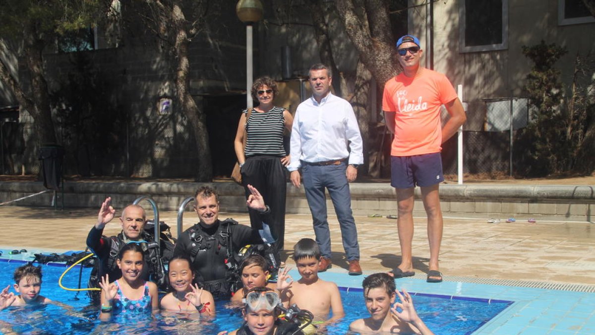 El regidor Sergi González (al centre), amb els participants en l’activitat de busseig d’ahir.