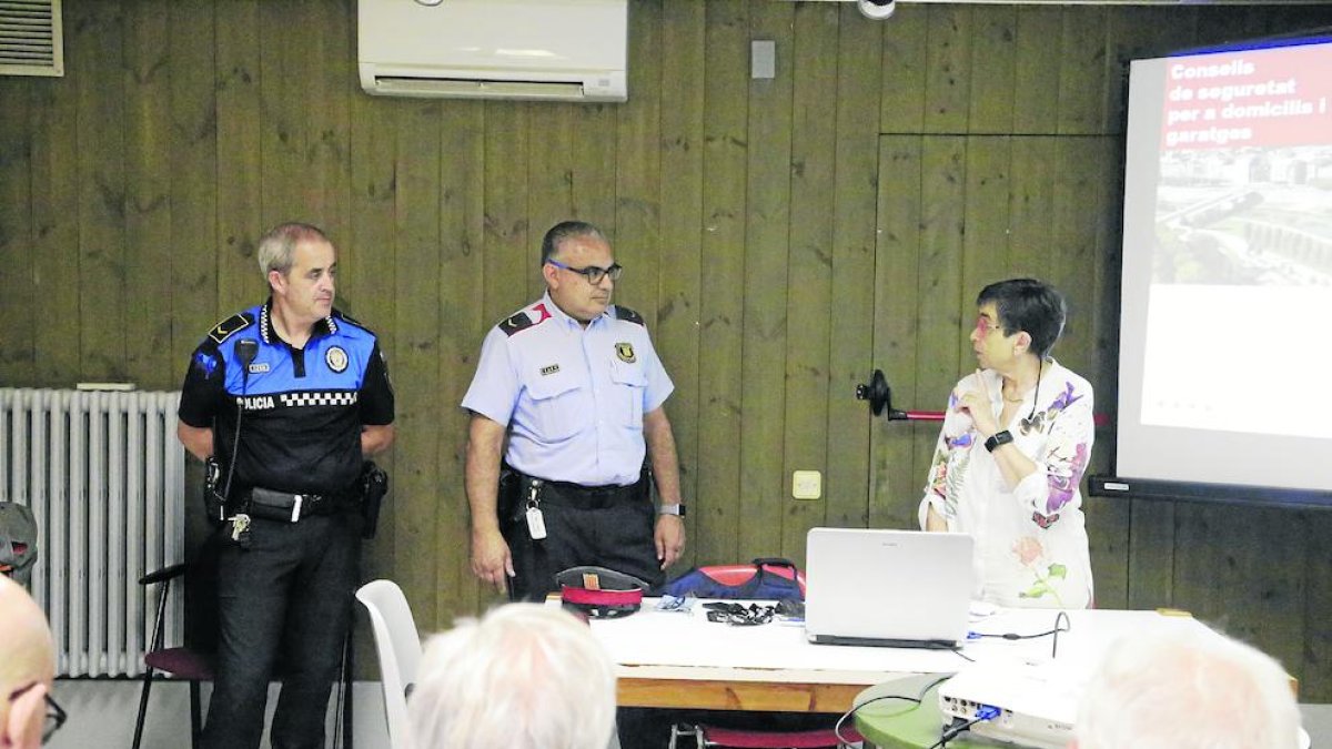 Un instante de la charla de los Mossos y la Urbana en el local social de la calle Democràcia. 