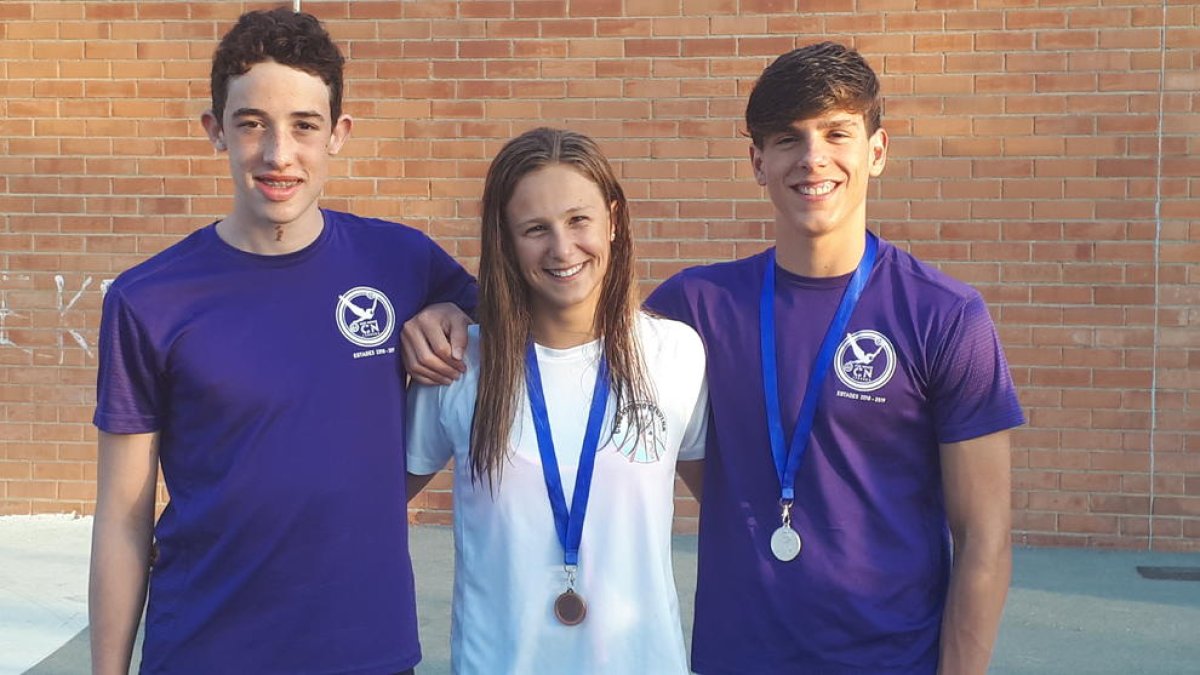 Maria Herreros y Emma Carrasco, del CE Inef, con sus medallas. Toni Grañó y Pol Solsona, del CN Tàrrega, con Carla Carbonell, del Cervera.