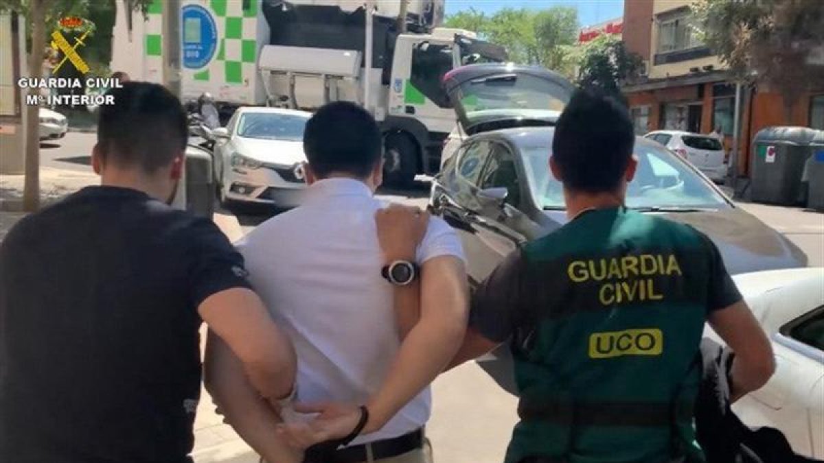 El momento de la detención del ciberestafador en Madrid.