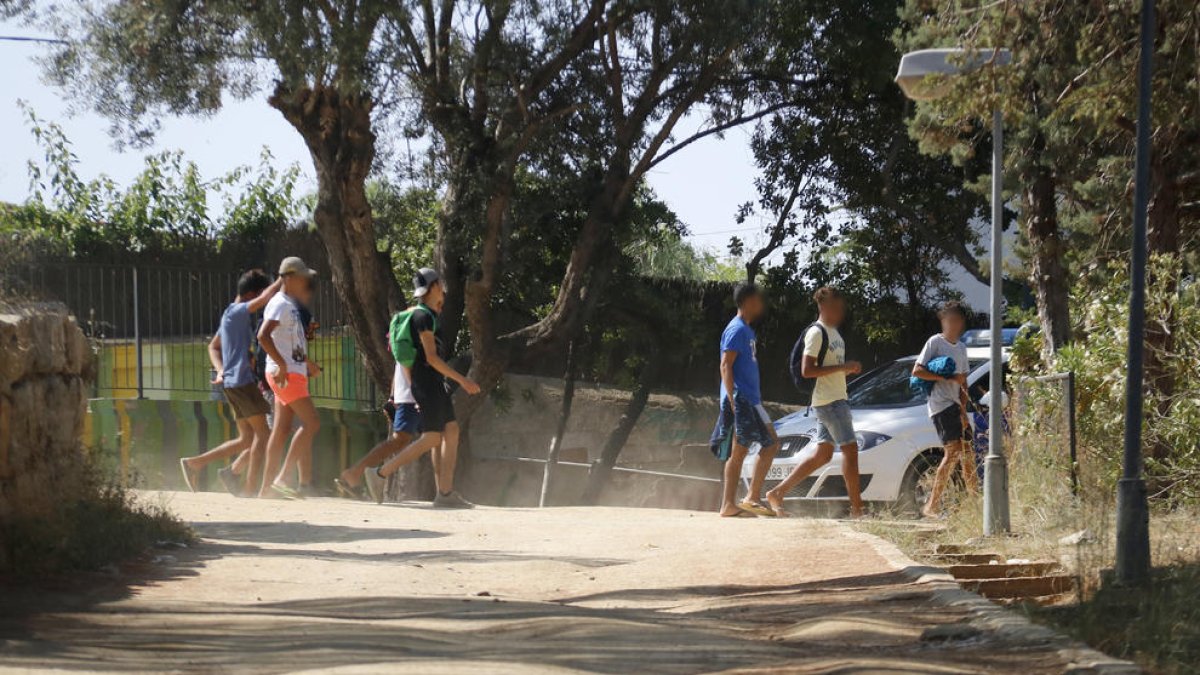 Un grupo de menores tutelados saliendo del albergue donde están alojados en Masnou.