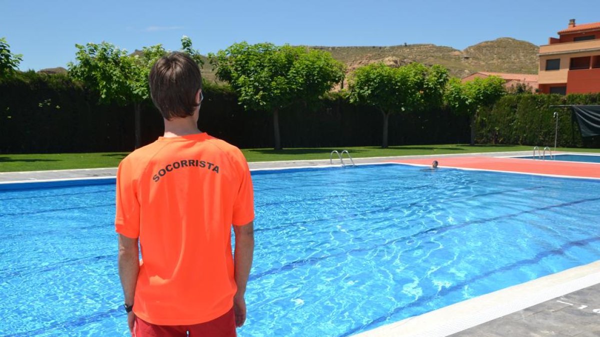 Imatge d’arxiu d’un socorrista en una piscina de les comarques de Lleida.