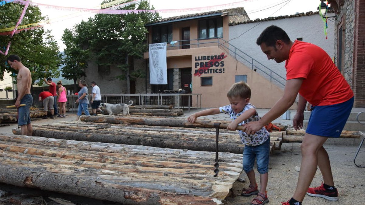 Les noves generacions han participat aquesta setmana en tallers de construcció de rais, a la plaça de l’ajuntament de Coll de Nargó.