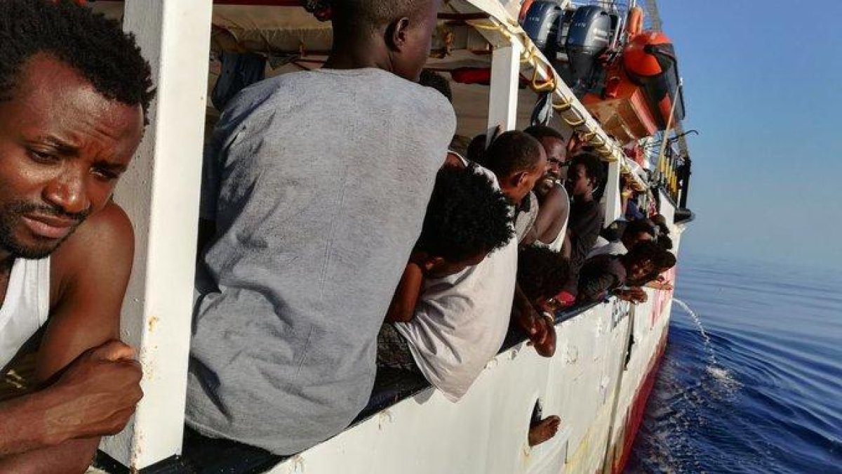 Migrants a bord del vaixell de l’Open Arms, al Mediterrani.