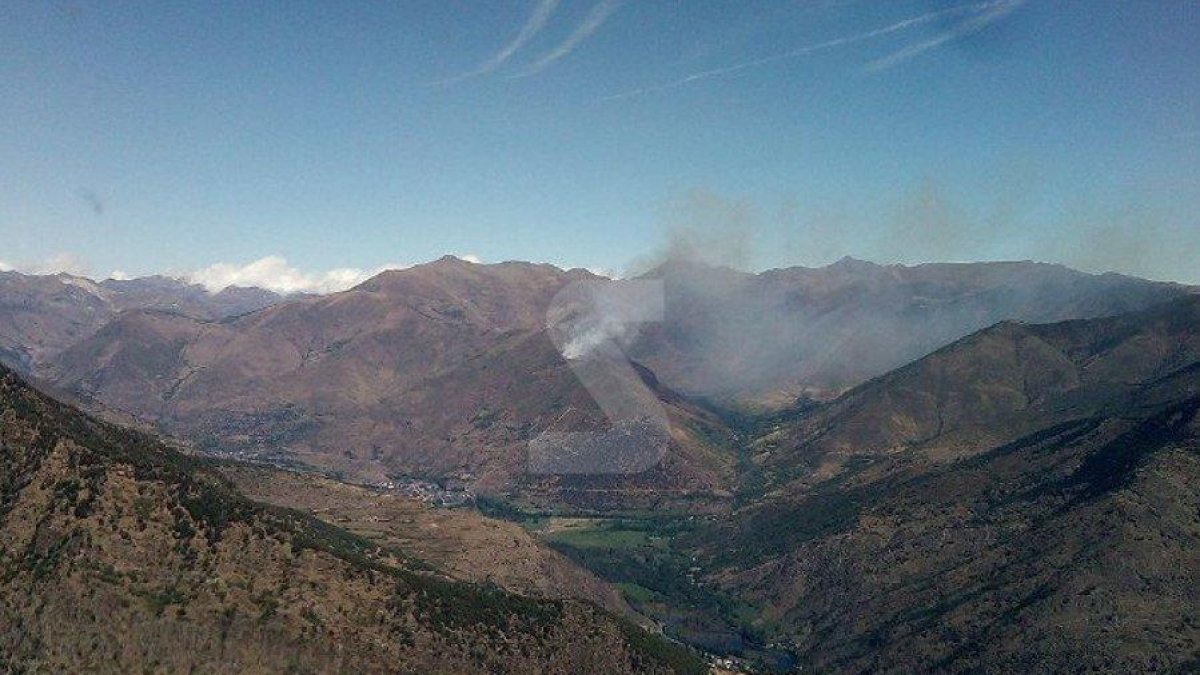 37 dotacions de Bombers treballen en un incendi a la Guingueta d'Àneu
