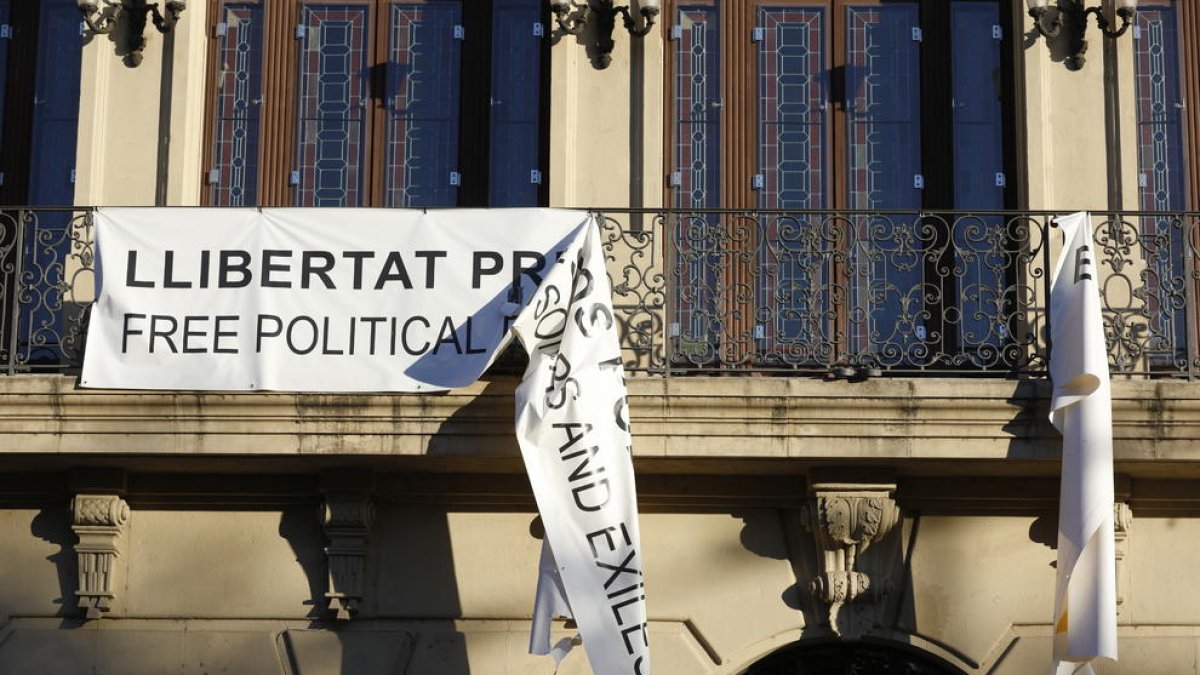 La pancarta quedó en este estado después de que intentaran arrancarla la madrugada del 29 de julio.