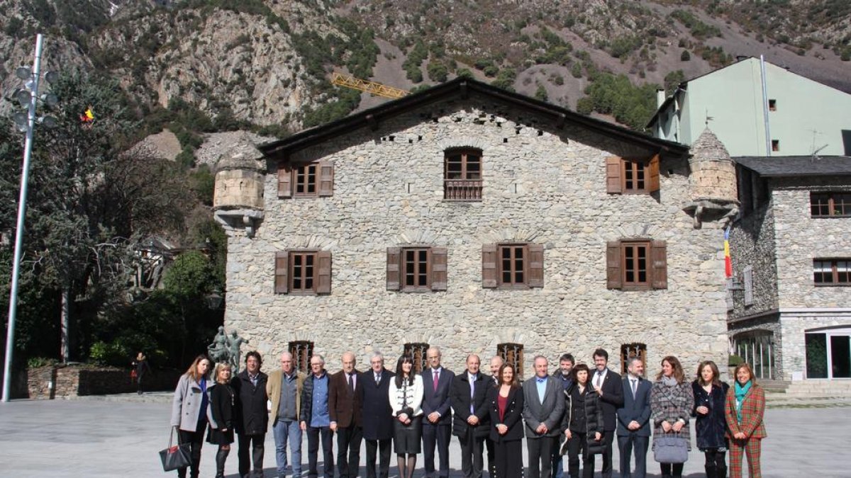 Foto de família dels responsables del projecte de candidatura, ahir durant la presentació a la Casa de la Vall d’Andorra.