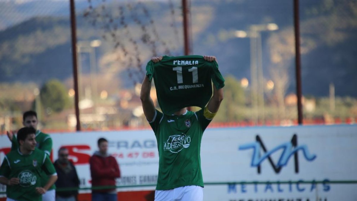 Amine celebra el gol amb la samarreta de Francesc Peralta.