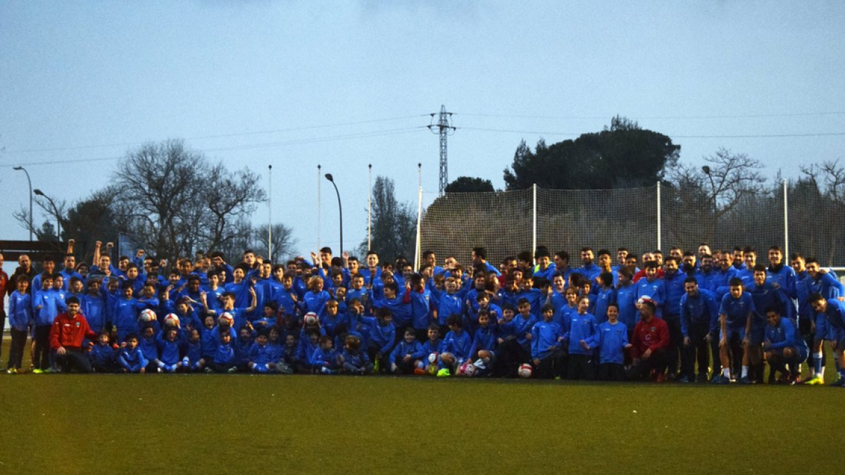 Entrenament conjunt de la primera plantilla i els jugadors de la base del Lleida
