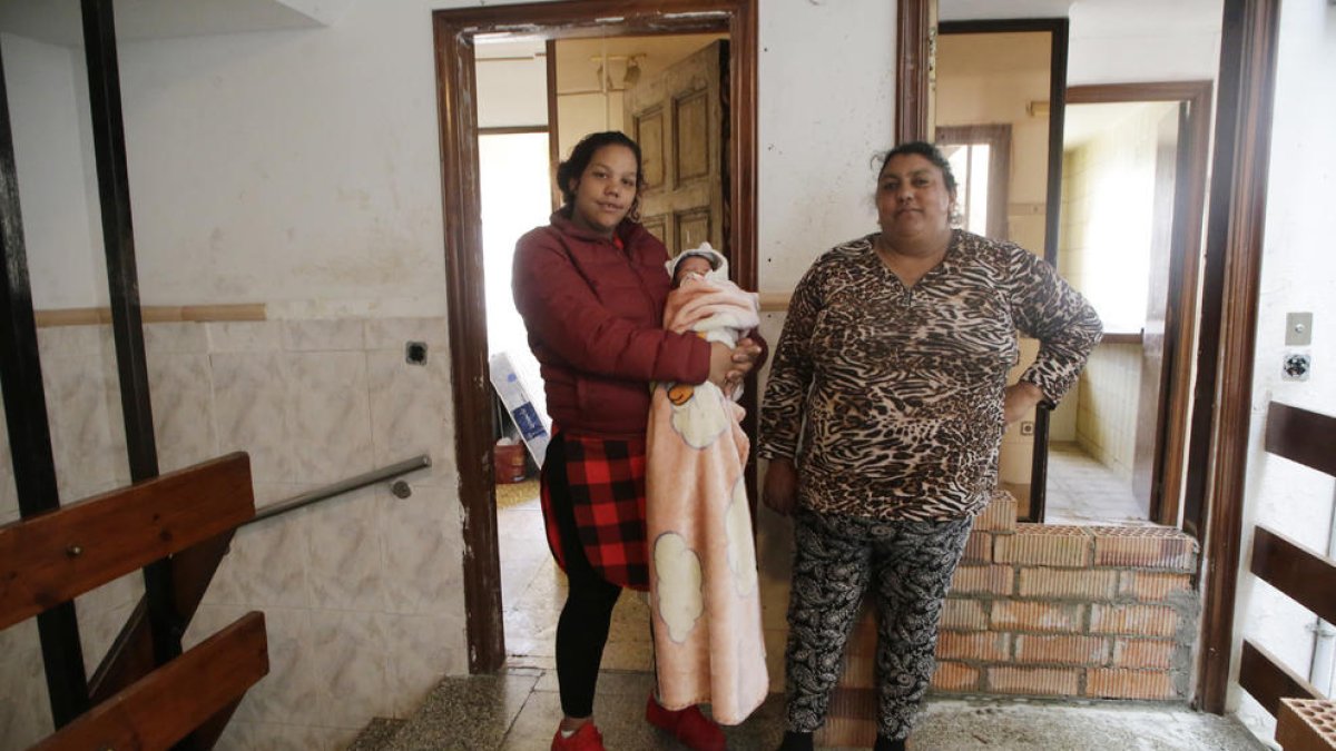 La família que viu en un pis dels blocs Gaspar de Portolà a la qual ahir es va paralitzar el desnonament.