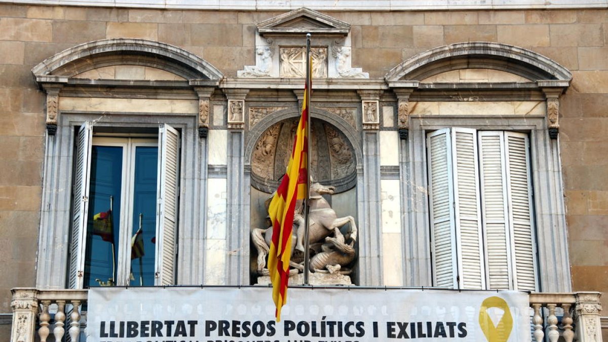 La pancarta en suport als presos independentistes penjada a la façana del Palau de la Generalitat.