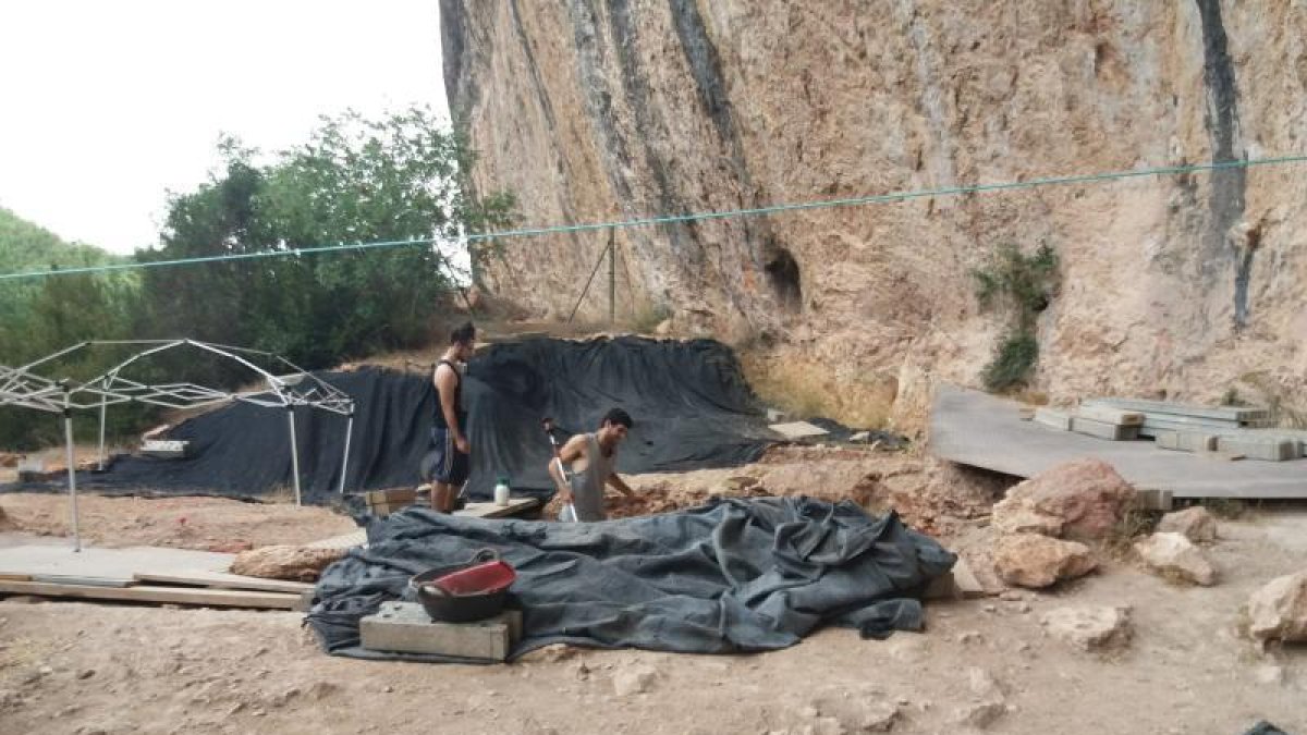 Els arqueòlegs treballant ahir en aquesta cavitat de la Noguera.