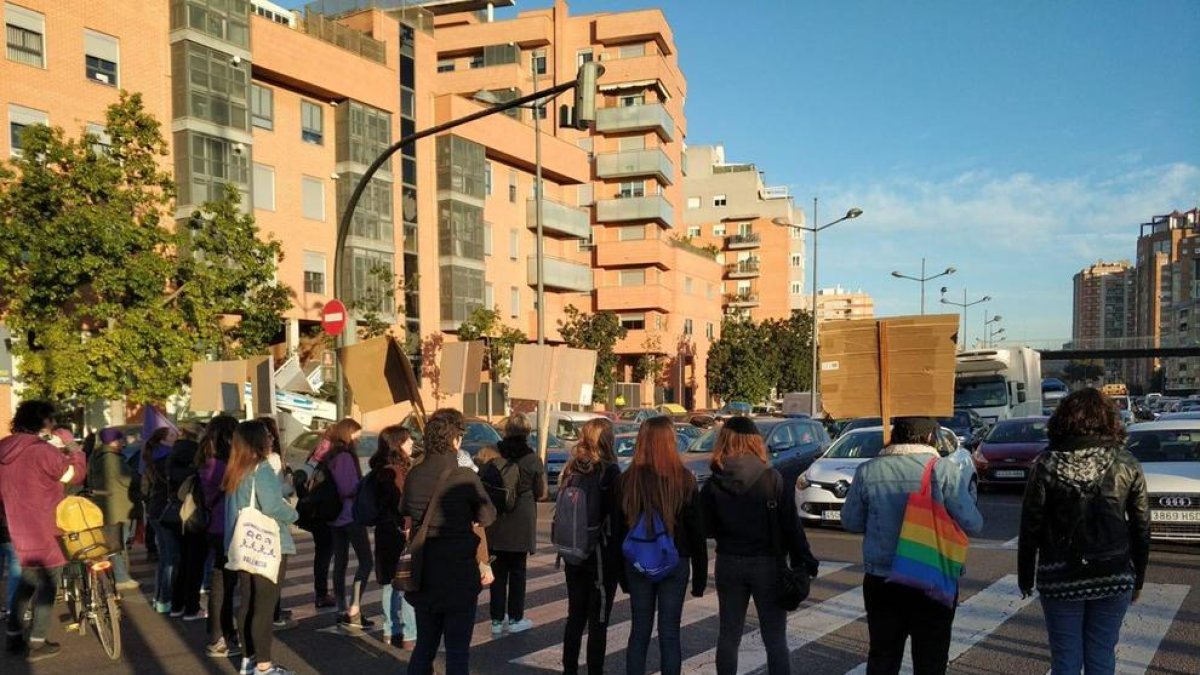 Concentracions feministes provoquen talls de trànsit en punts de Barcelona