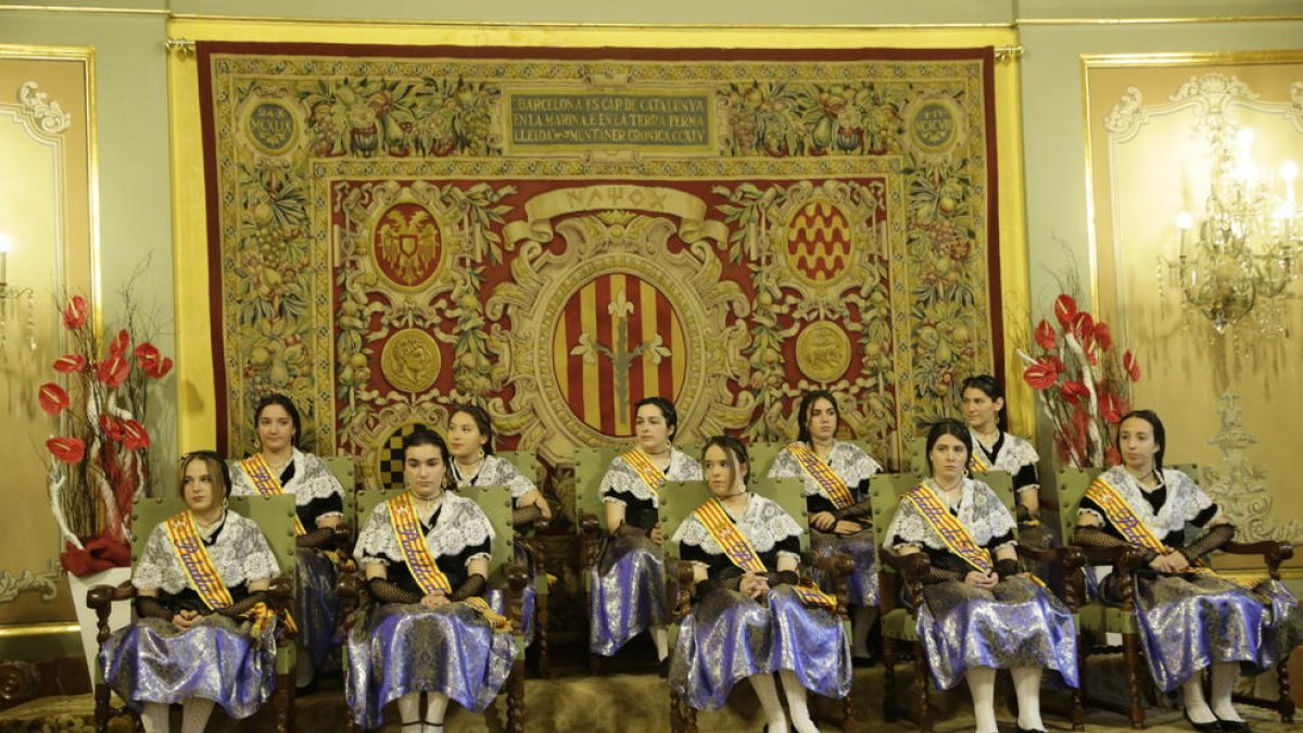 Les pubilles de Lleida, amb el vestit tradicional, al pregó de les últimes Festes de Maig.