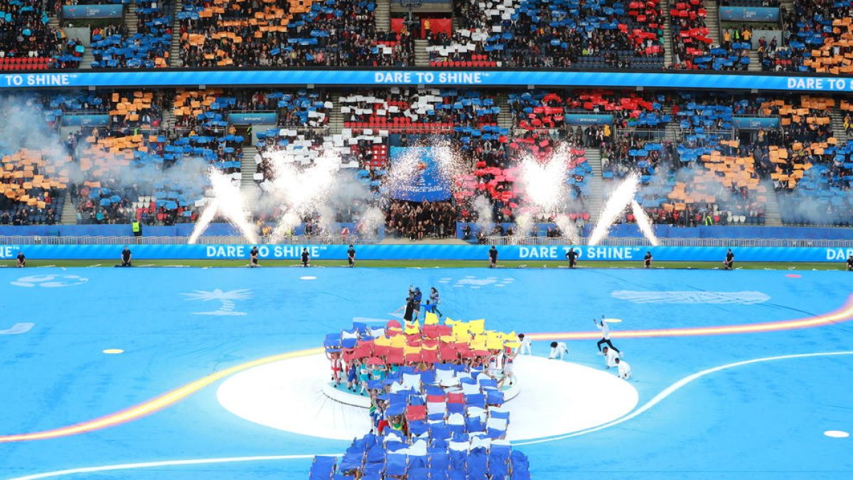 Un moment de la inauguració del Mundial de Futbol Femení, ahir al Parc dels Prínceps de París.