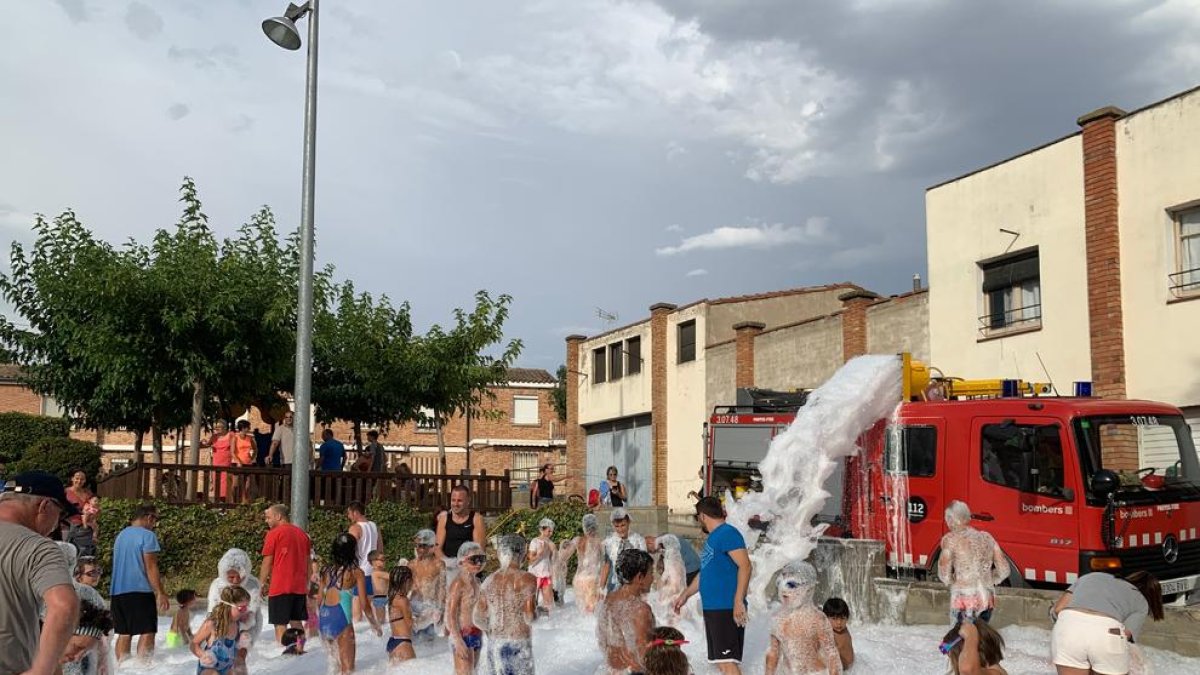 Els més petits van gaudir d’un bany d’escuma a la festa de les Cases Barates.