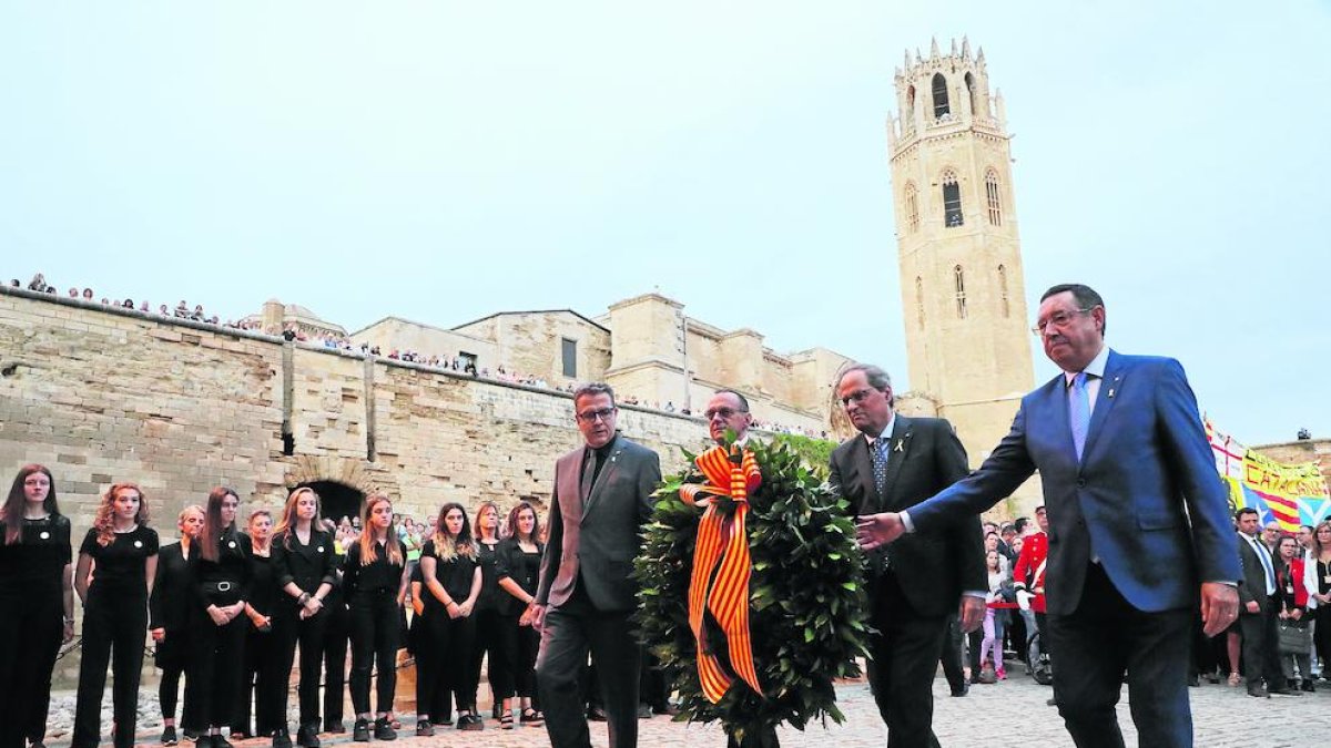 Ofrenda floral en el monolito del Turó de la Seu Vella donde también se interpretó Els Segadors. 