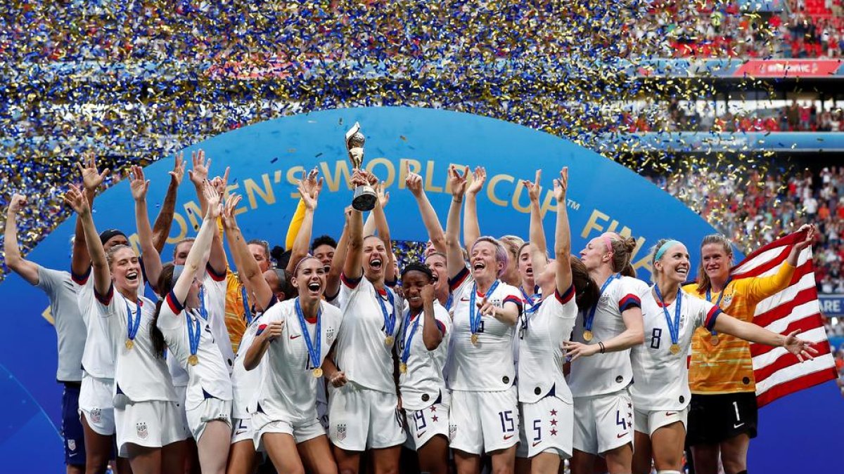 Les jugadores d’EUA celebren el títol mundial conquerit ahir a França davant d’Holanda.